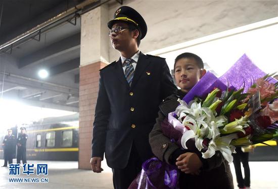 “铁路夫妻”春节与儿子在站台团圆15分钟