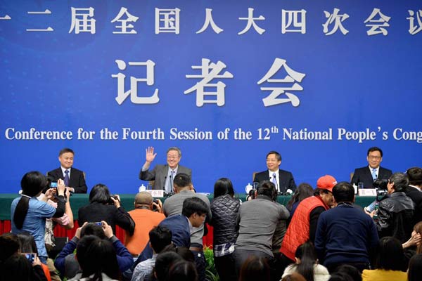 央行行长周小川就“金融改革与发展”答记者问
