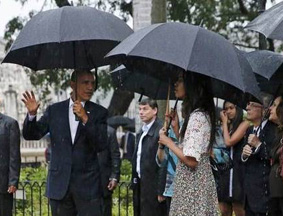 奥巴马携家人冒雨参观古巴哈瓦那老城