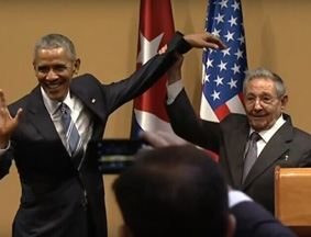 奥巴马欲与卡斯特罗握手 遭遇尴尬一幕