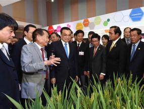 李克强同湄公河国家领导人共同参观澜湄合作展