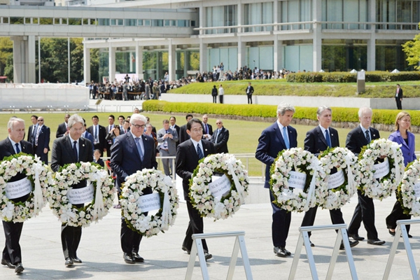 美国务卿克里和其他G7外长访广岛 向核爆纪念碑献花