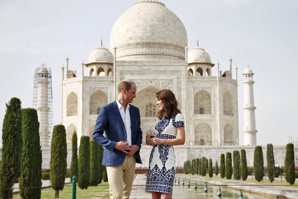 威廉王子与凯特王妃访问印度 参观泰姬陵