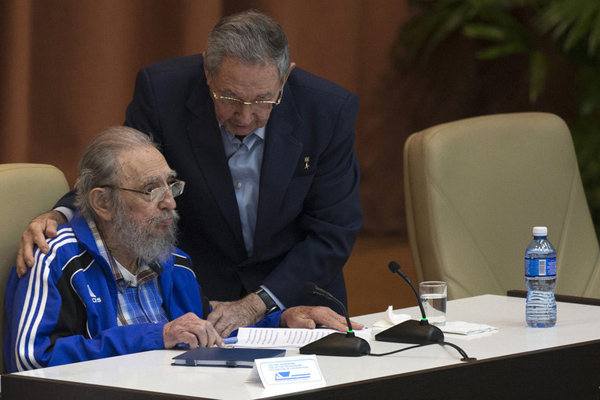 老卡斯特罗现身古共七大闭幕式谈身后事