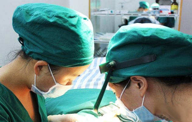 女子手术台上被强按手印 打麻药后仍呻吟哭泣不止