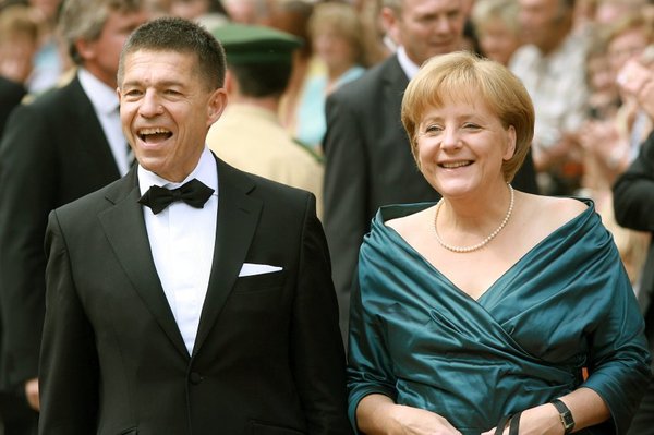 默克尔赴日参加G7峰会 十年来首度携丈夫出访(图)