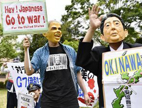民众戴奥巴马与安倍面具抗议两国安全政策