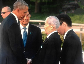 奥巴马与核爆幸存者握手