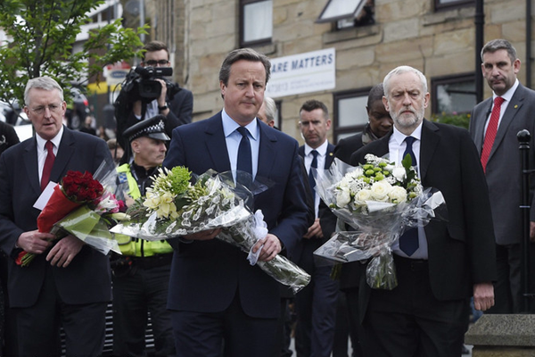 英国首相卡梅伦赴枪击现场悼念遇袭议员