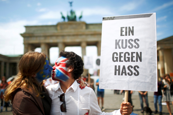 德国活动人士接吻示威 反对英国脱欧
