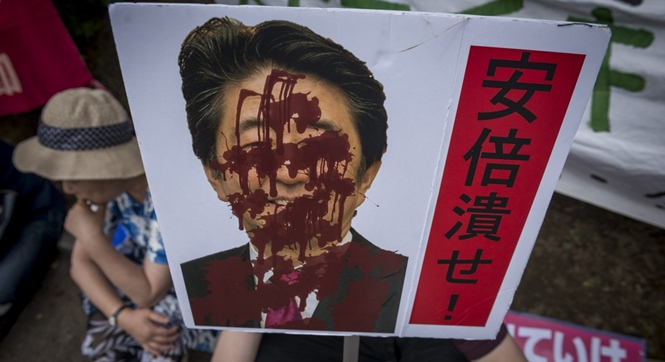 日本东京民众游行抗议驻日美军 安倍惨遭“糊脸”