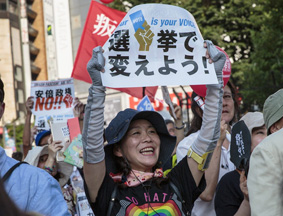 日本大批民众首相官邸外集会抗议