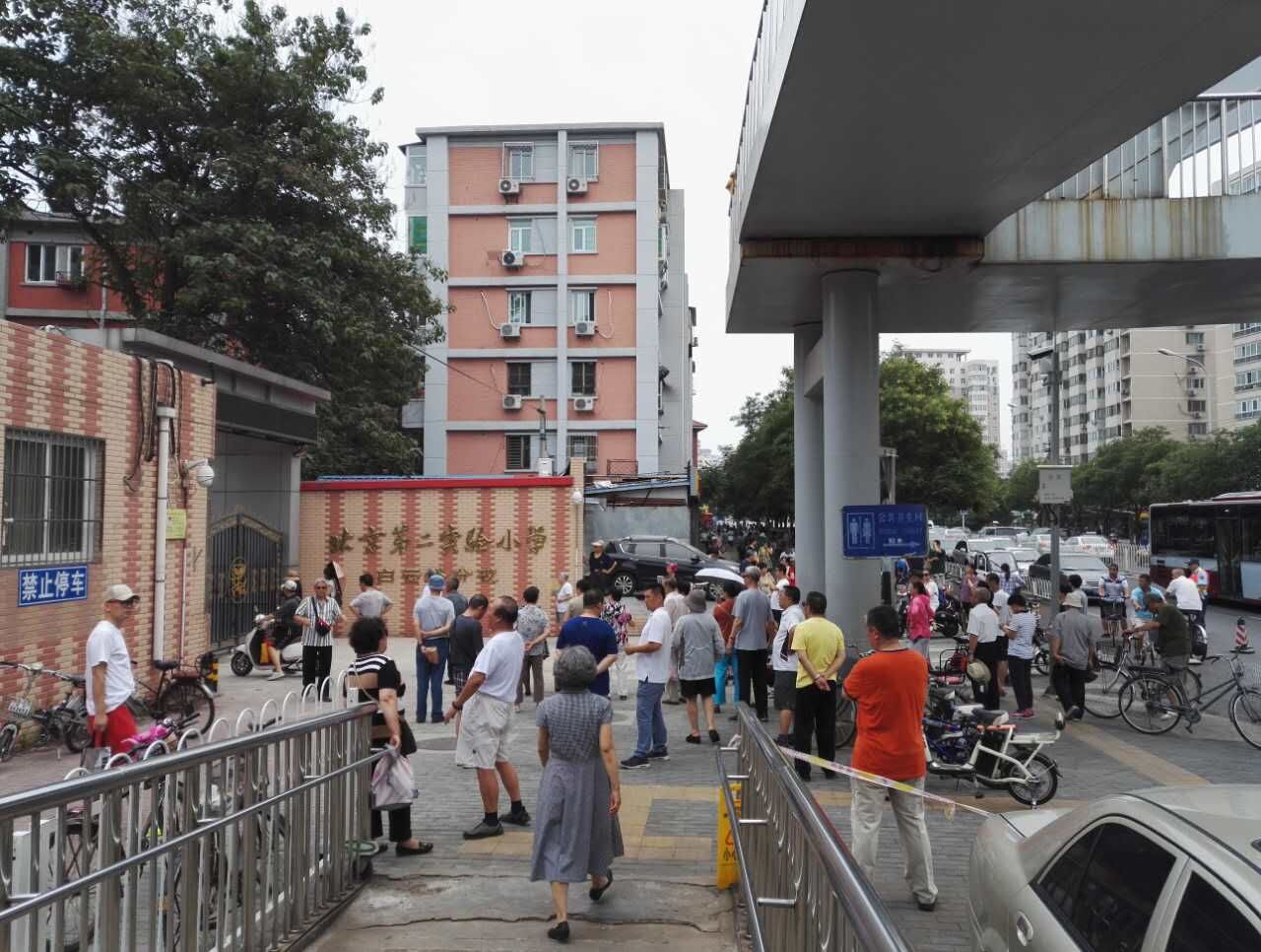 一些学长家长聚集在白云路小学门口(生命时报记者 谭卓曌摄)