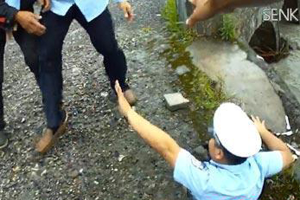 危桥突然塌陷 警察卡路面却拒绝施救