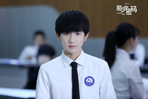 《超少年密码》持续热播中 王俊凯飞檐走壁救王源