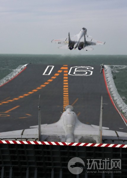 海军又一批舰载机飞行员成功阻拦着舰