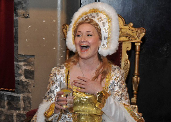 《每日邮报》9月3日报道,英国患乳腺癌晚期的40岁女子罗威娜·金凯