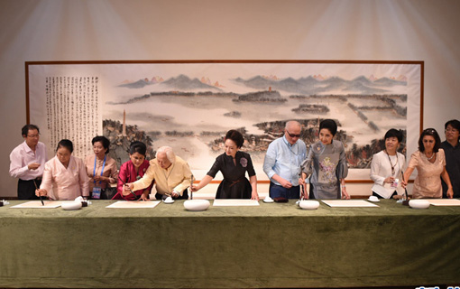 彭丽媛同外方代表团团长夫人参观中国美术学院