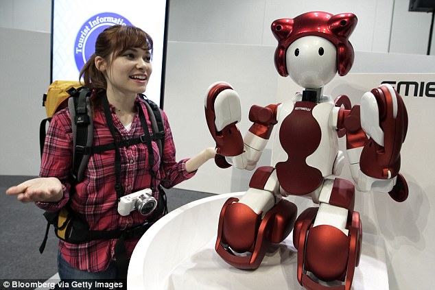 日本东京羽田机场使用机器人给游客指路