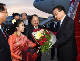 李克强抵达万象瓦岱机场 老挝青年献花