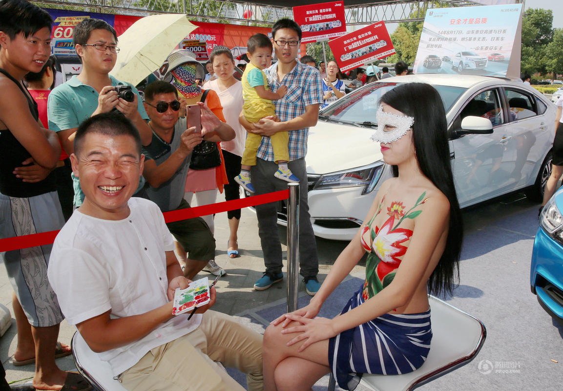 4s店请模特当画板大叔作画笑得合不拢嘴