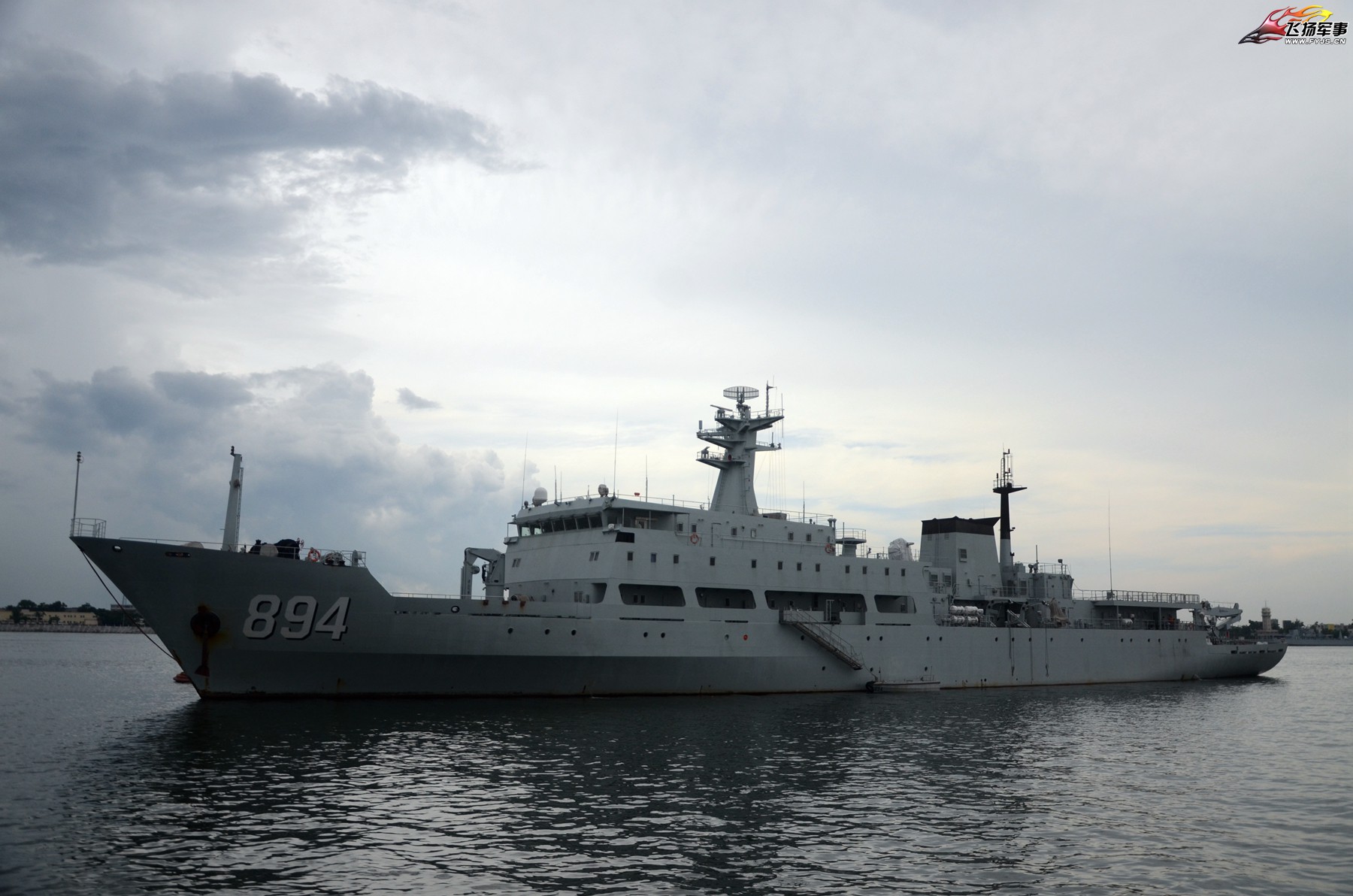 规模浩大,而在中国这边湛江军港内,又有多少军舰呢?