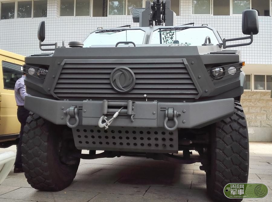 东风汽车出品的eq2100mctyb防雷运兵车