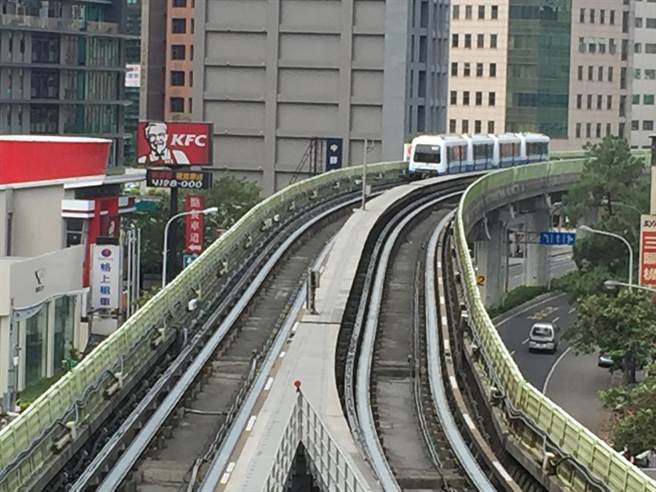 台北捷运文湖线列车疑似车胎爆炸 数百人一度被困(图)