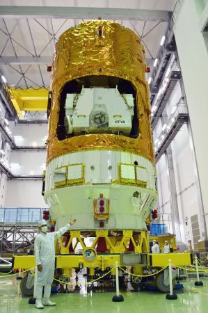 图为向媒体亮相的无人货运飞船"鹳"6号机.