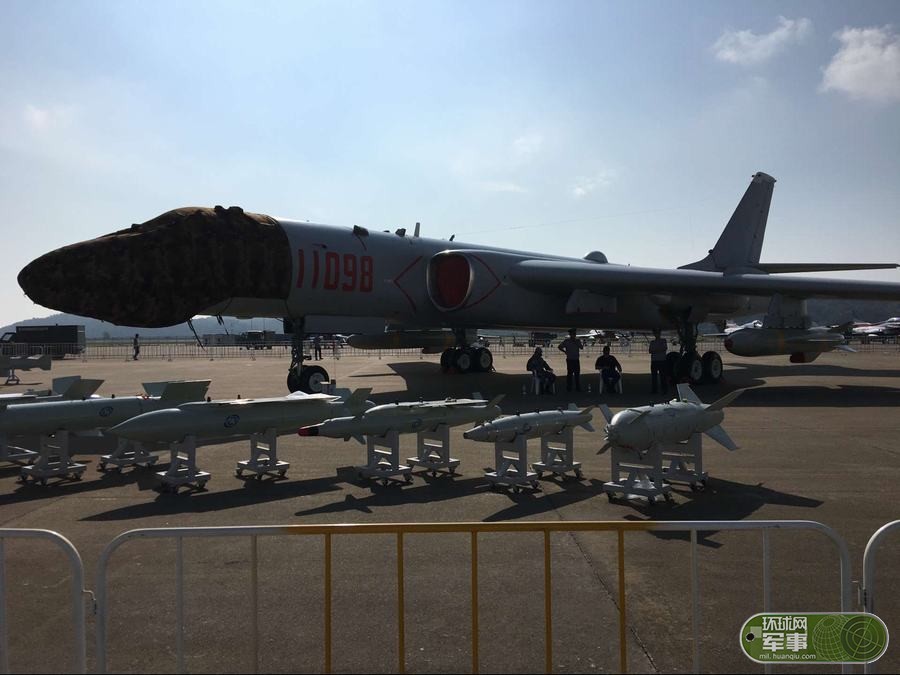 环球网军事记者赶赴珠海航展布展现场探馆,目前在室外展区,轰6k轰炸机