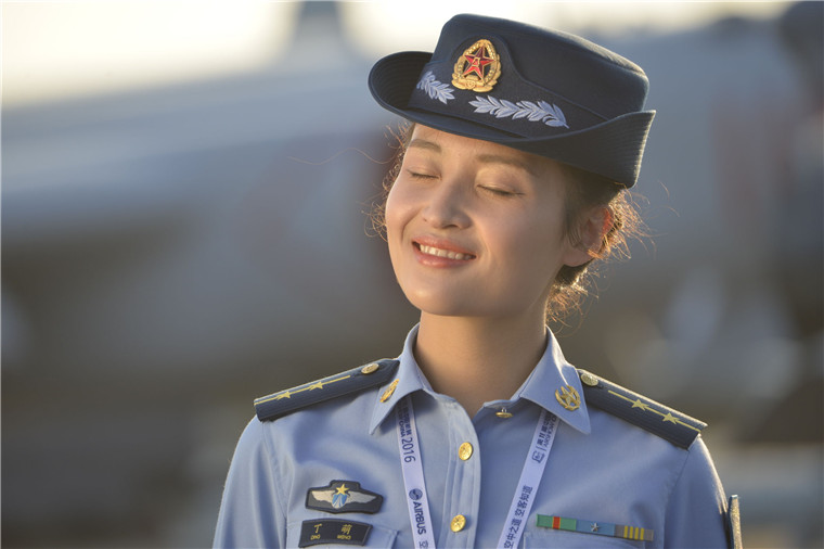 空军解说员颜值高成航展焦点_军事_环球网