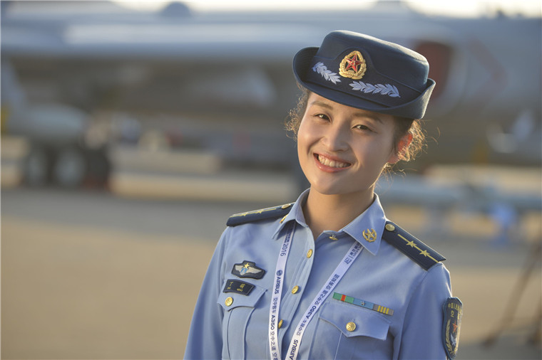 空军解说员颜值高成航展焦点