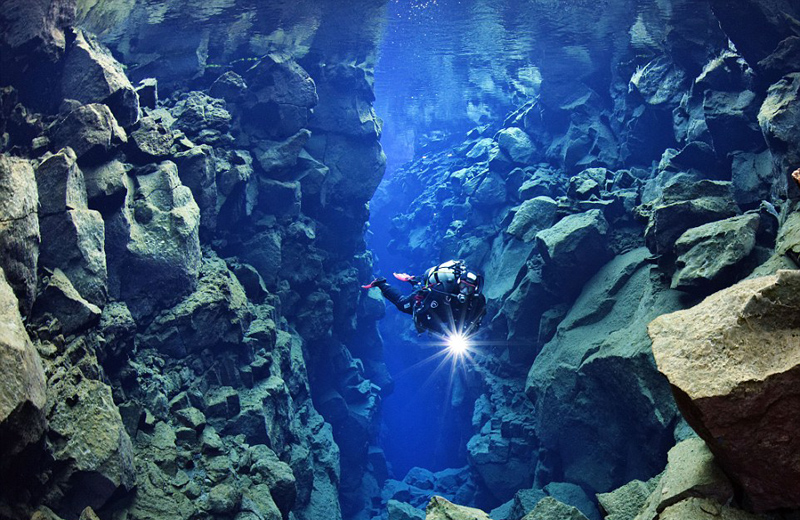 潜水员海底同时触摸亚欧和北美板块