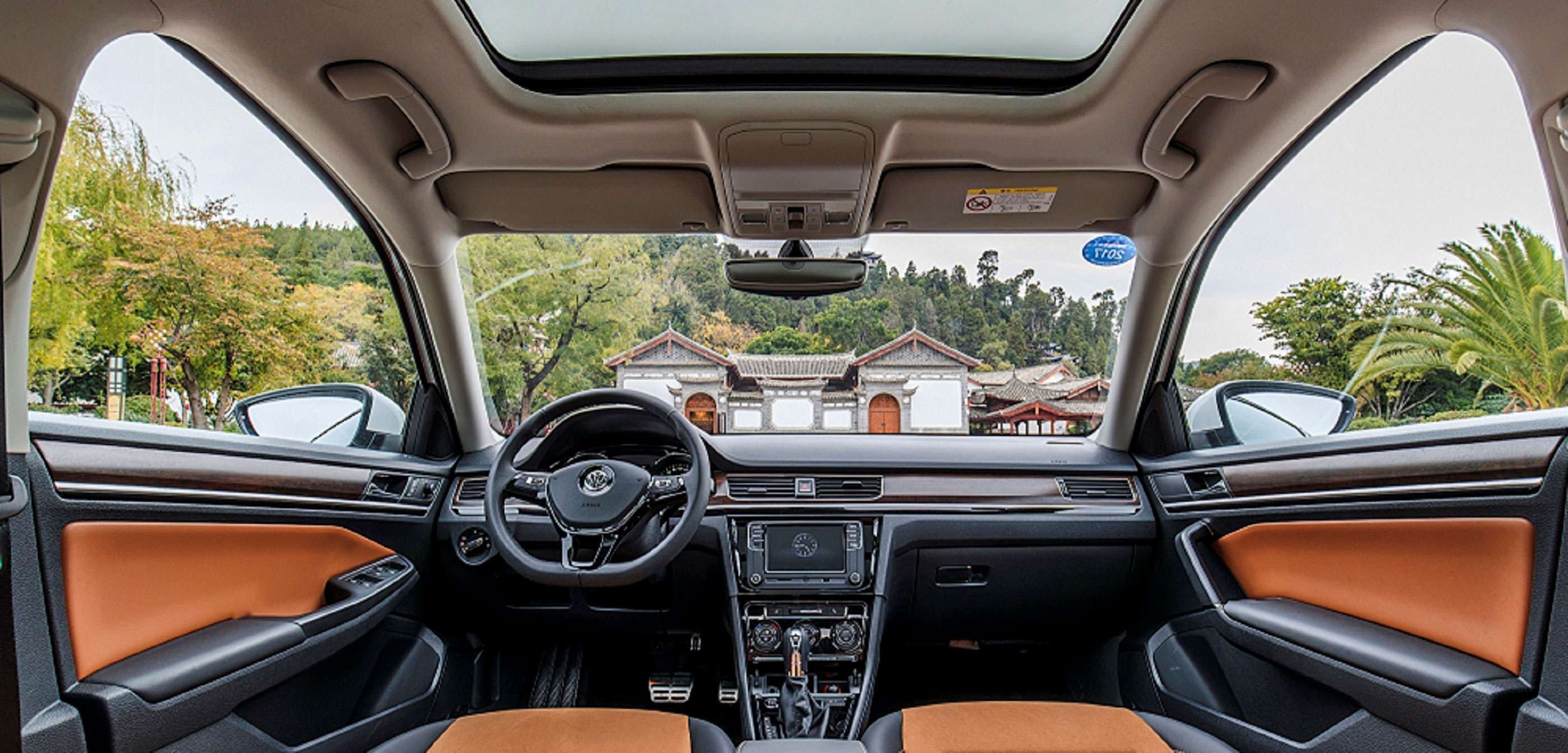 蔚领的内饰布局保持了大众一贯的简约,对称的风格,并在细节上更显精致