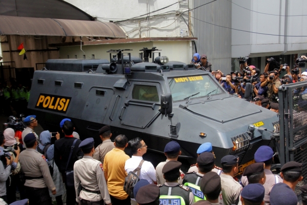 印尼华裔首长钟万学出庭受审 坐装甲车遭民众围堵