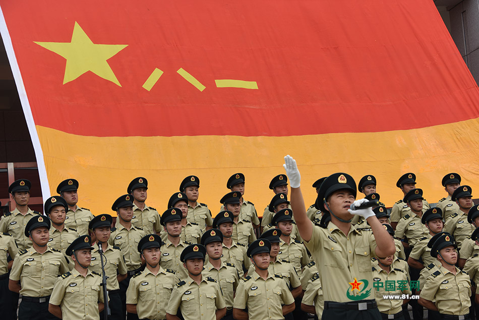 火箭军夜间起竖导弹练瞄准