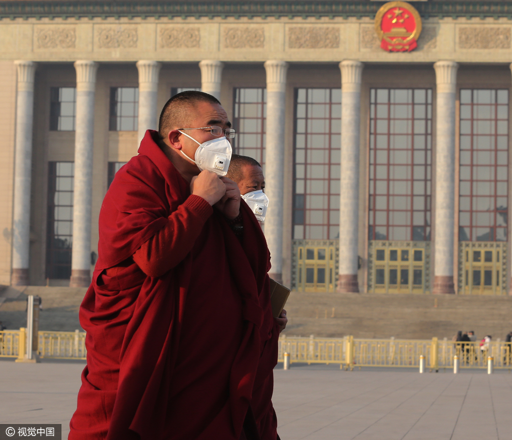 北京雾霾笼罩京城僧人戴口罩游览天安门广场