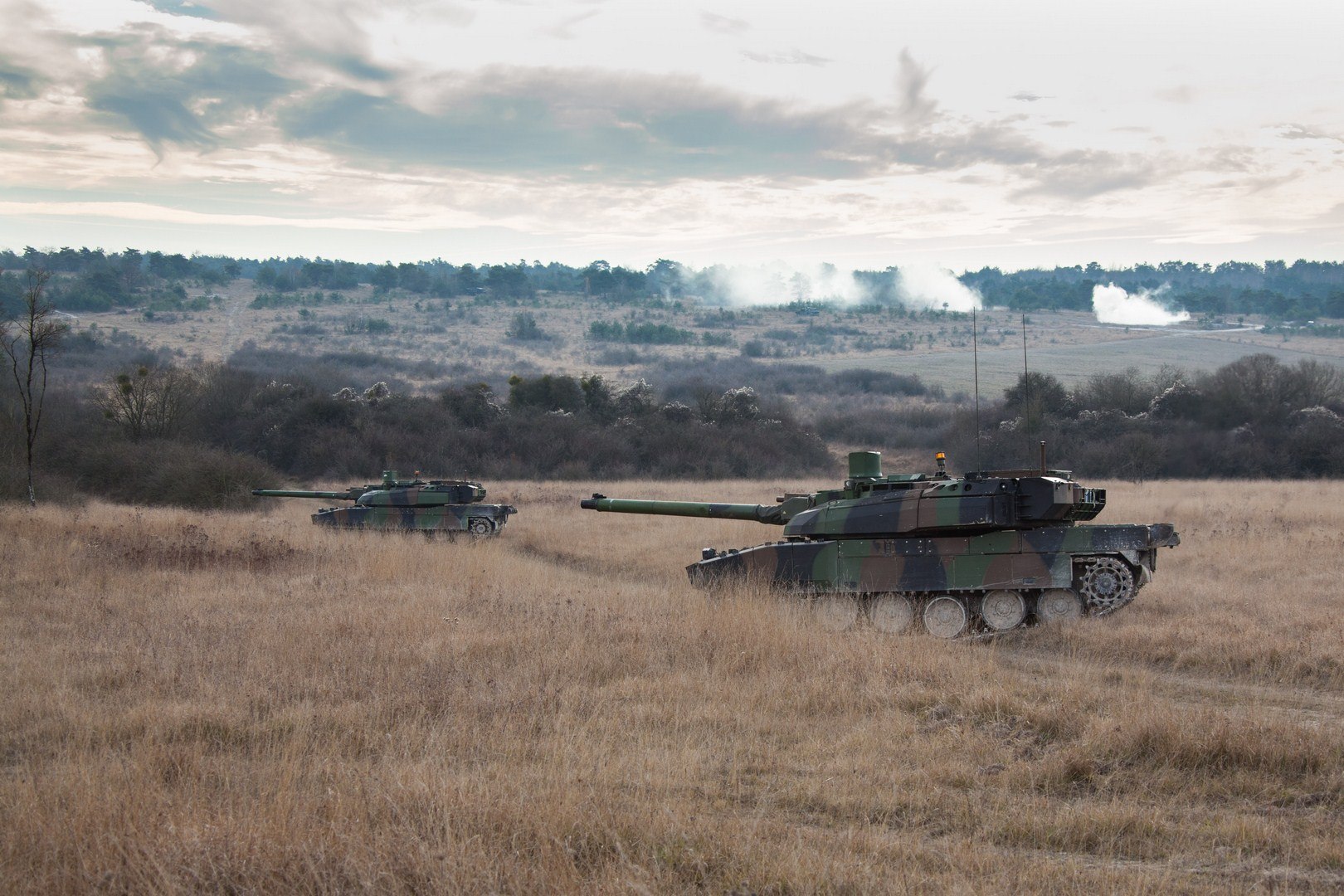 法国年终演练出动最先进坦克_军事_环球网