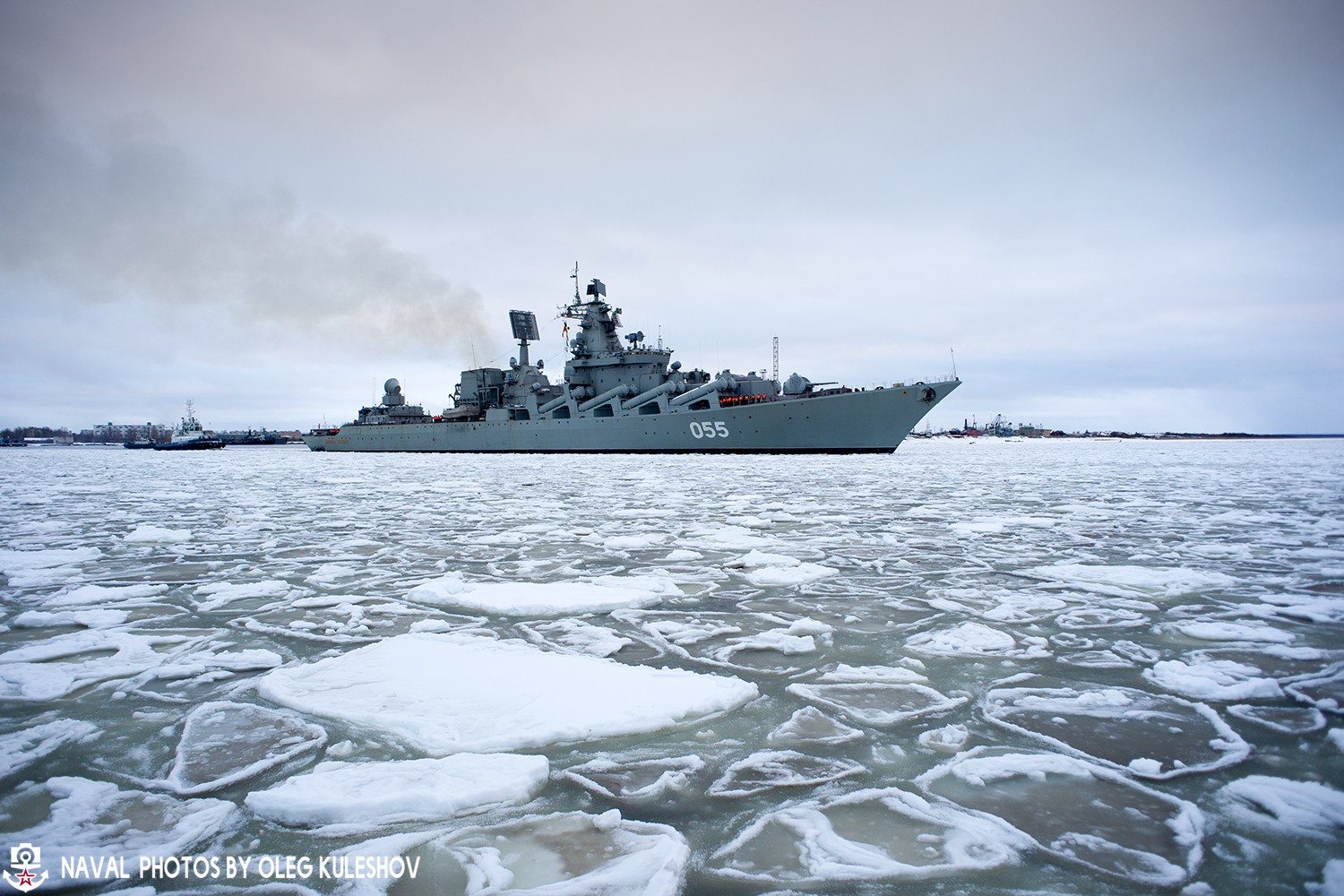 055万吨巡洋舰在冰海中航行