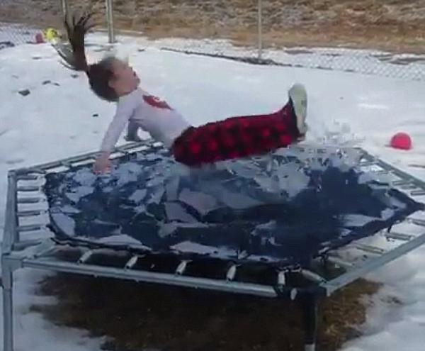 美4岁女童结冰蹦床上蹦跶滑倒摔成四脚朝天