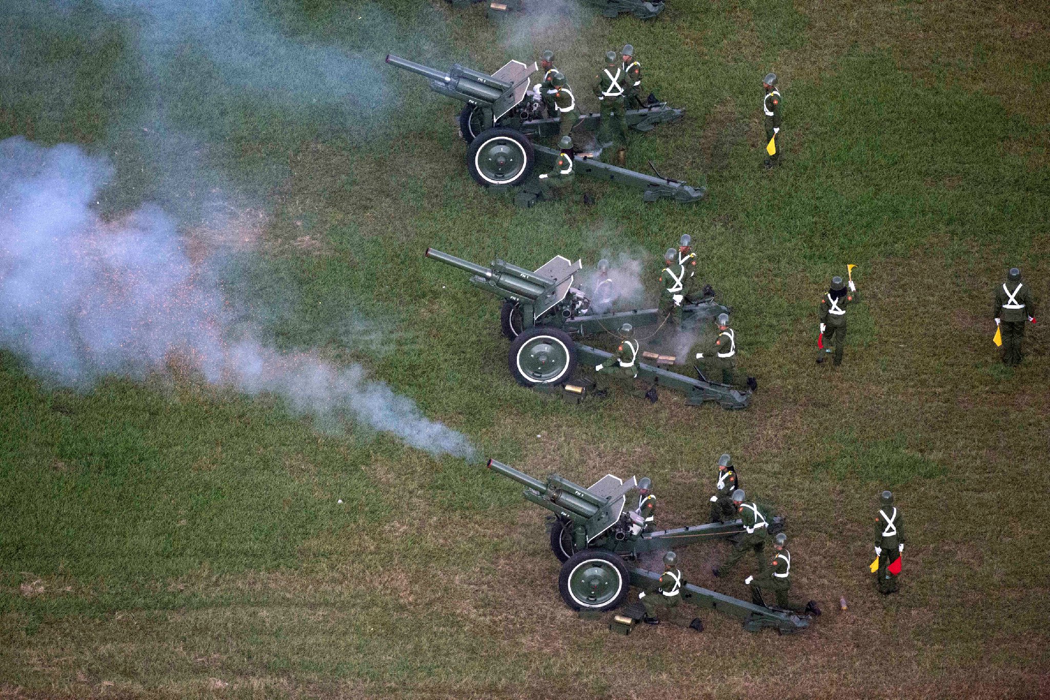古巴建军60年阅兵场面宏大_军事_环球网