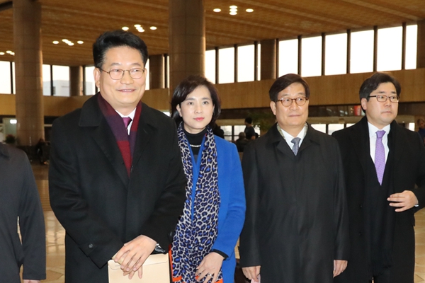 海龟卷入螺旋桨后死亡龟壳开裂露出内脏