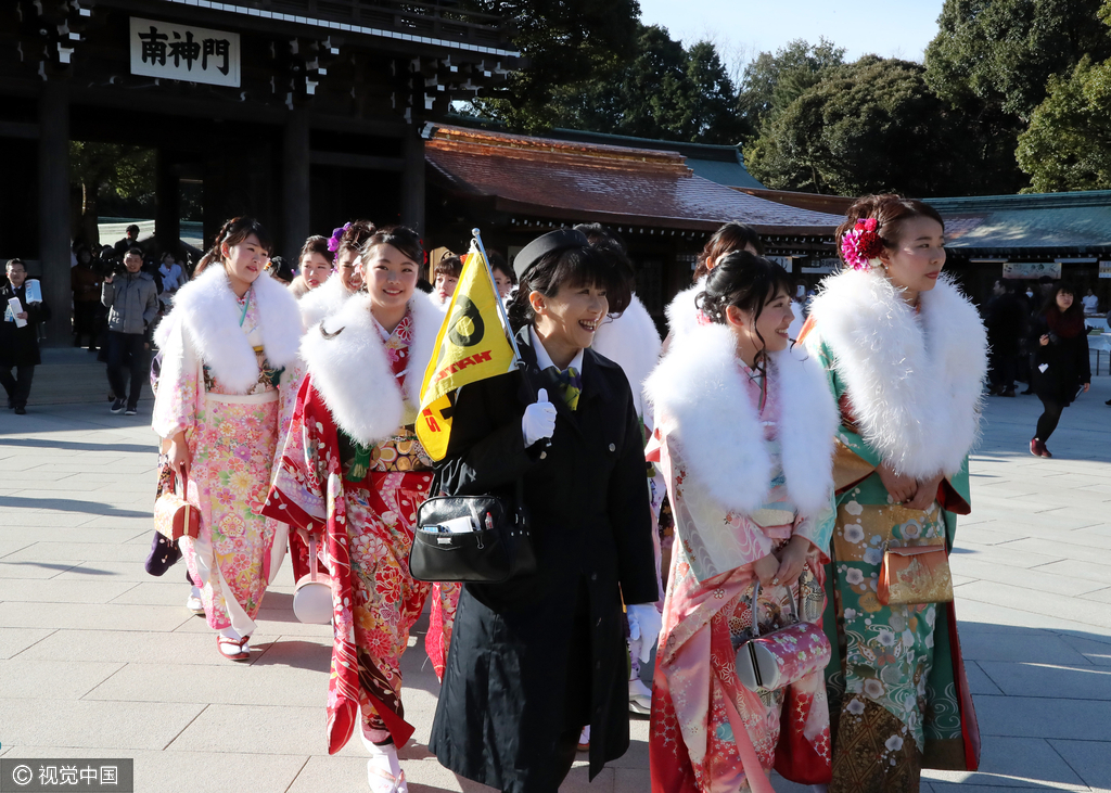 日本美女导游组团举行成人礼 熊本熊不忘乱入_国际新闻_环球网