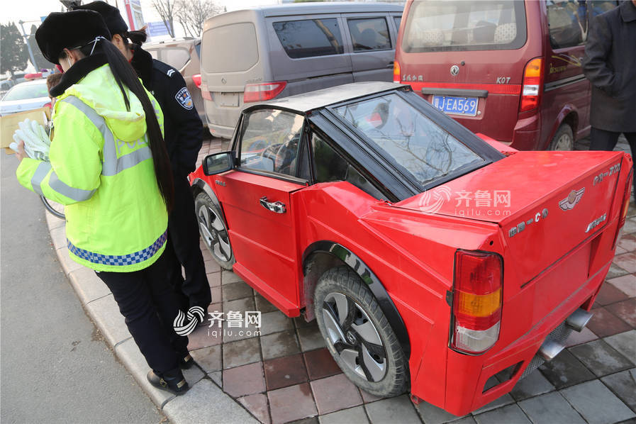 民警介绍,根据《道路交通安全法》第一百条,驾驶拼装的机动车或者已