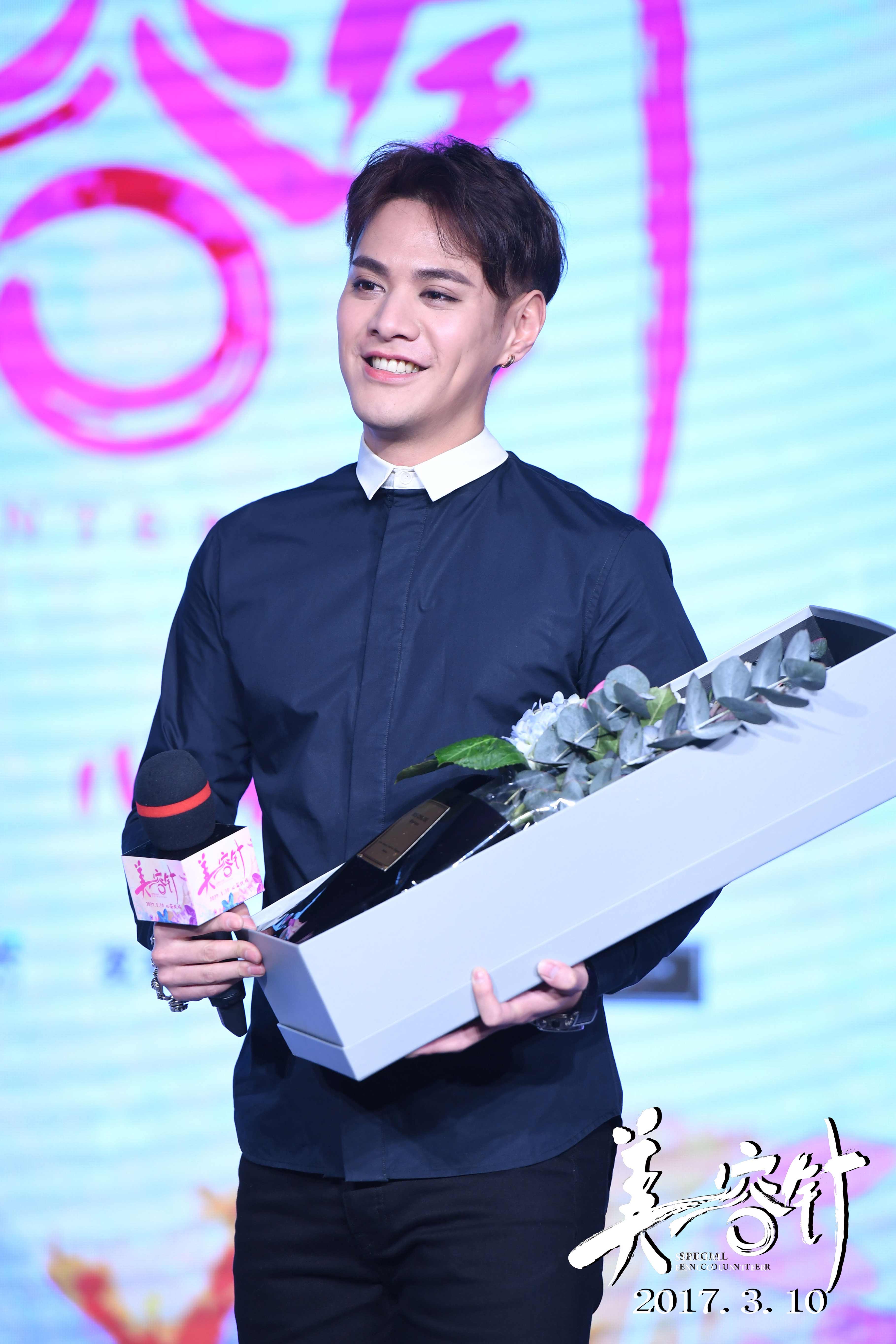 美容针310上映闫妮杜天皓上演治愈系喜剧