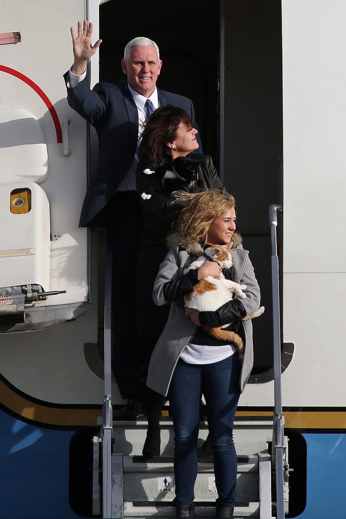 侯任副总统迈克·彭斯与,妻子凯伦,女儿夏洛特搭乘空军二号