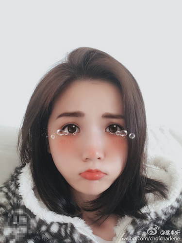 阿sa撇嘴扮小恶魔 表情丰富玩转卡通自拍