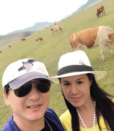 今天是郑爽妈妈的生日,郑爽爸爸郑成华一早就发微博祝贺妻子生日快乐