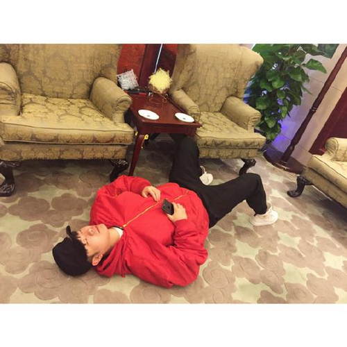 微博中陈赫穿着红色连帽衫躺在地板上闭目休息,疑似劳累过度,身体透支