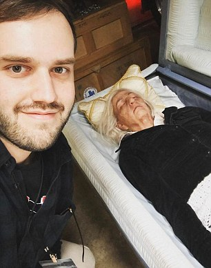 无语国外流行起葬礼现场和死者拍照之风